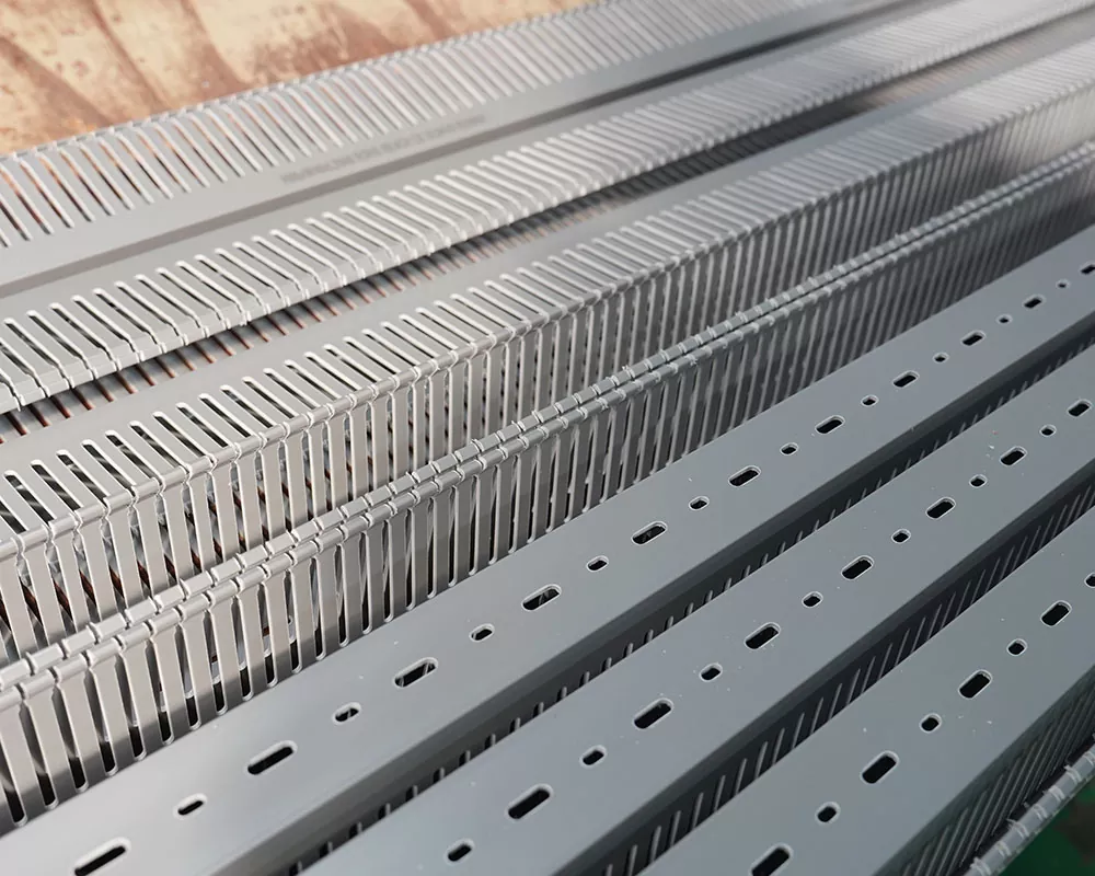 Какъв е диапазонът на температурна устойчивост на PVC огнеустойчивата кабелна скара вътре в разпределителния шкаф?